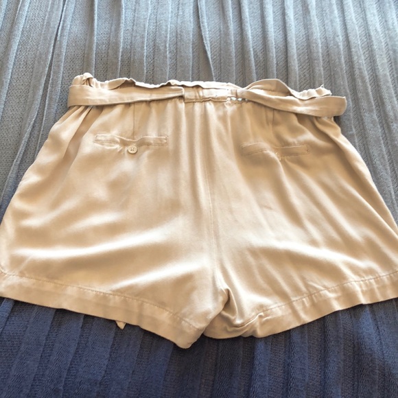 Dynamite Medium beige loose shorts - Picture 4 of 5